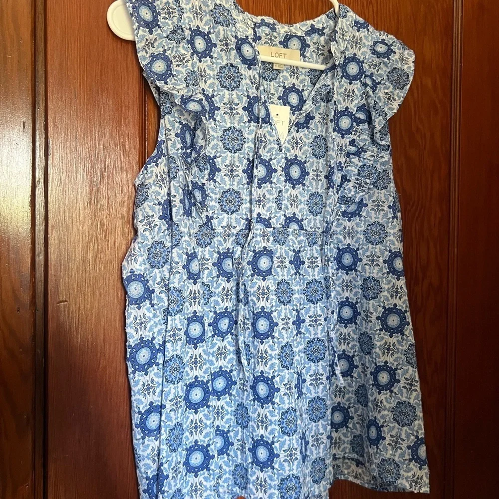 NWT the Loft Women’s Blue Floral Sleeveless Top Medium - Picture 3 of 4